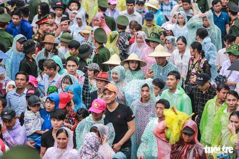 Thủ tướng cùng hàng vạn người dân dâng hương giỗ Tổ tại đền Hùng - Ảnh 13. Thủ tướng cùng hàng vạn người dân dâng hương giỗ Tổ tại đền Hùng - Ảnh 13.