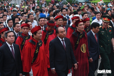 Thủ tướng cùng hàng vạn người dân dâng hương giỗ Tổ tại đền Hùng - Ảnh 4. Thủ tướng cùng hàng vạn người dân dâng hương giỗ Tổ tại đền Hùng - Ảnh 4.