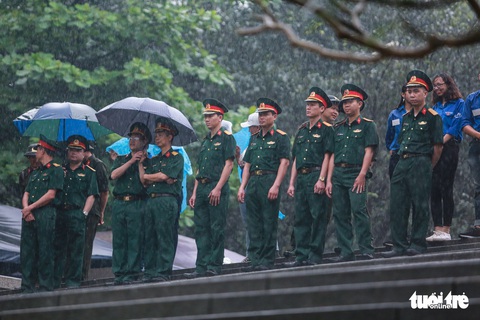 Thủ tướng cùng hàng vạn người dân dâng hương giỗ Tổ tại đền Hùng - Ảnh 16. Thủ tướng cùng hàng vạn người dân dâng hương giỗ Tổ tại đền Hùng - Ảnh 16.
