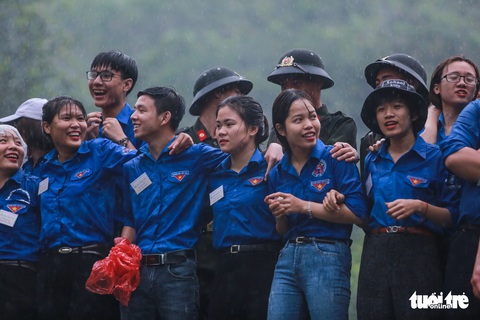 Thủ tướng cùng hàng vạn người dân dâng hương giỗ Tổ tại đền Hùng - Ảnh 15. Thủ tướng cùng hàng vạn người dân dâng hương giỗ Tổ tại đền Hùng - Ảnh 15.
