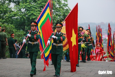 Thủ tướng cùng hàng vạn người dân dâng hương giỗ Tổ tại đền Hùng - Ảnh 3. Thủ tướng cùng hàng vạn người dân dâng hương giỗ Tổ tại đền Hùng - Ảnh 3.