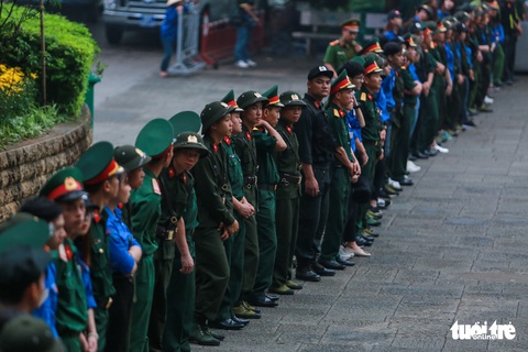 Thủ tướng cùng hàng vạn người dân dâng hương giỗ Tổ tại đền Hùng - Ảnh 7. Thủ tướng cùng hàng vạn người dân dâng hương giỗ Tổ tại đền Hùng - Ảnh 7.