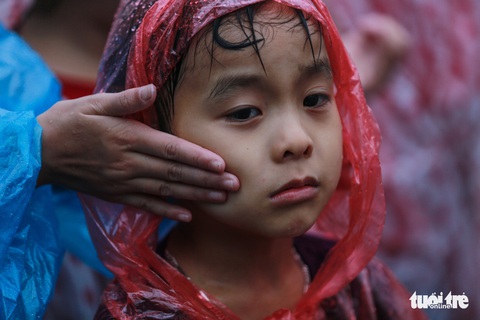 Mưa lớn kéo dài, trẻ em, người già vất vả đi lễ đền Hùng - Ảnh 4. Mưa lớn kéo dài, trẻ em, người già vất vả đi lễ đền Hùng - Ảnh 4.