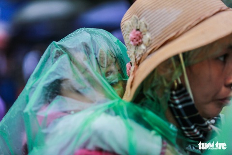Mưa lớn kéo dài, trẻ em, người già vất vả đi lễ đền Hùng - Ảnh 7. Mưa lớn kéo dài, trẻ em, người già vất vả đi lễ đền Hùng - Ảnh 7.