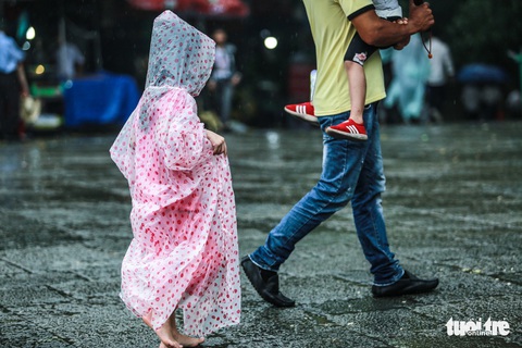Mưa lớn kéo dài, trẻ em, người già vất vả đi lễ đền Hùng - Ảnh 10. Mưa lớn kéo dài, trẻ em, người già vất vả đi lễ đền Hùng - Ảnh 10.