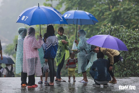 Mưa lớn kéo dài, trẻ em, người già vất vả đi lễ đền Hùng - Ảnh 2. Mưa lớn kéo dài, trẻ em, người già vất vả đi lễ đền Hùng - Ảnh 2.
