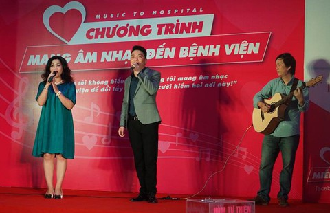 Cảm động bệnh nhân ung thư hát Búp măng non ở viện K - Ảnh 2. Cảm động bệnh nhân ung thư hát Búp măng non ở viện K - Ảnh 2.