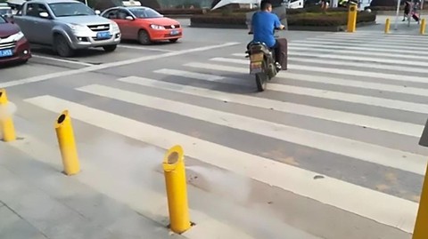 Dùng cảm ứng phun nước ngăn người đi bộ sang đường ẩu - Ảnh 1. Dùng cảm ứng phun nước ngăn người đi bộ sang đường ẩu - Ảnh 1.