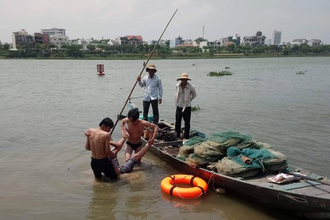 Đà Nẵng: Hai bảo vệ cứu kịp thanh niên nhảy cầu - Ảnh 1. Đà Nẵng: Hai bảo vệ cứu kịp thanh niên nhảy cầu - Ảnh 1.