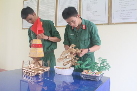 Món quà lưu niệm tinh xảo từ bàn tay người lính - Ảnh 3. Món quà lưu niệm tinh xảo từ bàn tay người lính - Ảnh 3.
