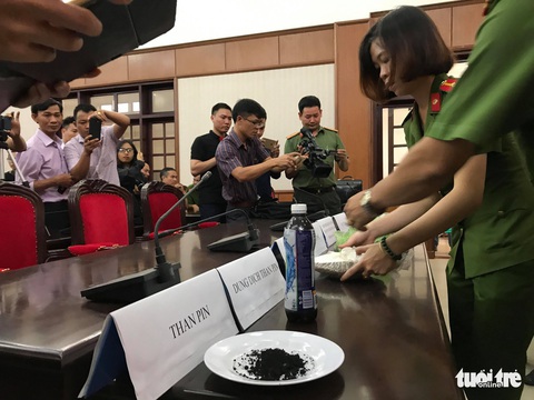 Hỗn hợp pin chỉ bán 3 tấn qua Bình Phước và bị thu giữ hết - Ảnh 4. Hỗn hợp pin chỉ bán 3 tấn qua Bình Phước và bị thu giữ hết - Ảnh 4.