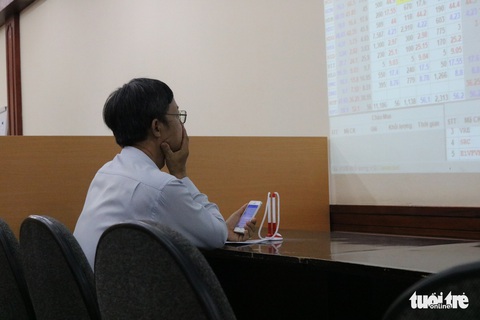 Chứng khoán đốt tiếp 97.000 tỉ, VN Index mất thêm 36 điểm - Ảnh 1. Chứng khoán đốt tiếp 97.000 tỉ, VN Index mất thêm 36 điểm - Ảnh 1.