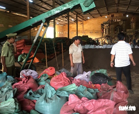 Hỗn hợp pin chỉ bán 3 tấn qua Bình Phước và bị thu giữ hết - Ảnh 3. Hỗn hợp pin chỉ bán 3 tấn qua Bình Phước và bị thu giữ hết - Ảnh 3.