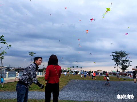 Hàng trăm cánh diều bay lượn bên sông Sài Gòn - Ảnh 5. Hàng trăm cánh diều bay lượn bên sông Sài Gòn - Ảnh 5.