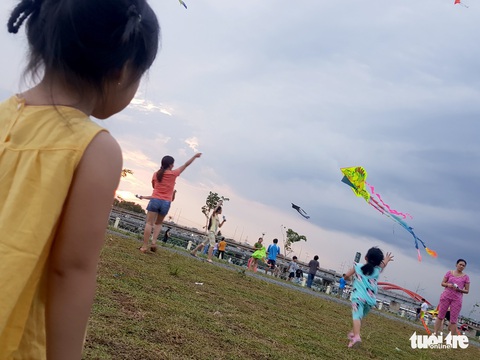 Hàng trăm cánh diều bay lượn bên sông Sài Gòn - Ảnh 3. Hàng trăm cánh diều bay lượn bên sông Sài Gòn - Ảnh 3.