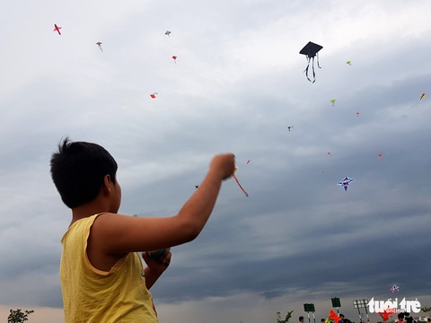 Hàng trăm cánh diều bay lượn bên sông Sài Gòn - Ảnh 6. Hàng trăm cánh diều bay lượn bên sông Sài Gòn - Ảnh 6.