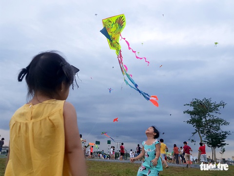 Hàng trăm cánh diều bay lượn bên sông Sài Gòn - Ảnh 7. Hàng trăm cánh diều bay lượn bên sông Sài Gòn - Ảnh 7.