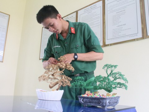 Món quà lưu niệm tinh xảo từ bàn tay người lính - Ảnh 2. Món quà lưu niệm tinh xảo từ bàn tay người lính - Ảnh 2.