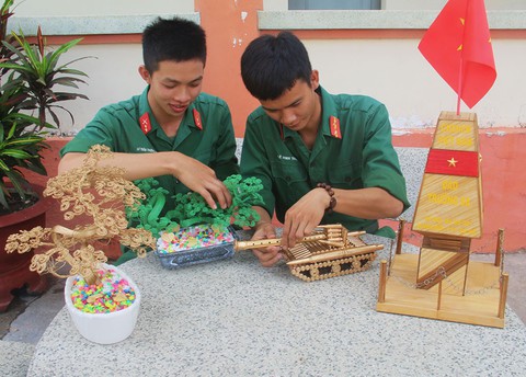 Món quà lưu niệm tinh xảo từ bàn tay người lính - Ảnh 1. Món quà lưu niệm tinh xảo từ bàn tay người lính - Ảnh 1.