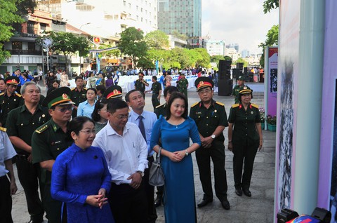 TP.HCM triển lãm ảnh mừng ngày đất nước thống nhất - Ảnh 7. TP.HCM triển lãm ảnh mừng ngày đất nước thống nhất - Ảnh 7.