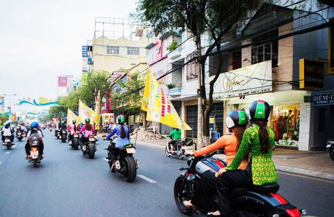 Phụ nữ mặc bà ba chạy môtô khủng, không sai nhưng... kỳ kỳ? - Ảnh 1. Phụ nữ mặc bà ba chạy môtô khủng, không sai nhưng... kỳ kỳ? - Ảnh 1.