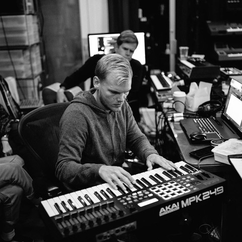 Gia đình Dj Avicii xác nhận con trai tự tử tại Oman - Ảnh 3. Gia đình Dj Avicii xác nhận con trai tự tử tại Oman - Ảnh 3.