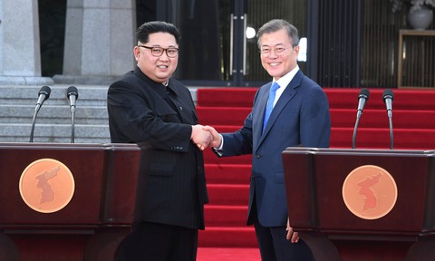Một buổi sáng, ông Trump hoài nghi rồi tự hào về cuộc gặp liên Triều - Ảnh 2. Một buổi sáng, ông Trump hoài nghi rồi tự hào về cuộc gặp liên Triều - Ảnh 2.