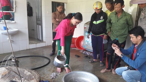 Giếng nước ở Hương Khê nhiễm dầu do thủng bồn dầu doanh nghiệp - Ảnh 2.