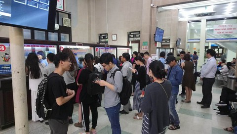 Nghỉ lễ 30-4 và 1-5: Tàu, xe bắt đầu căng thẳng - Ảnh 4. Nghỉ lễ 30-4 và 1-5: Tàu, xe bắt đầu căng thẳng - Ảnh 4.