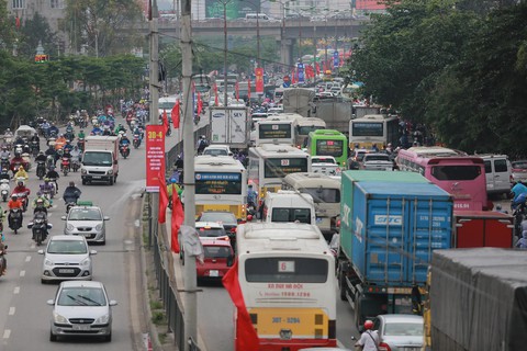 Nghỉ lễ 30-4 và 1-5: Tàu, xe bắt đầu căng thẳng - Ảnh 2. Nghỉ lễ 30-4 và 1-5: Tàu, xe bắt đầu căng thẳng - Ảnh 2.