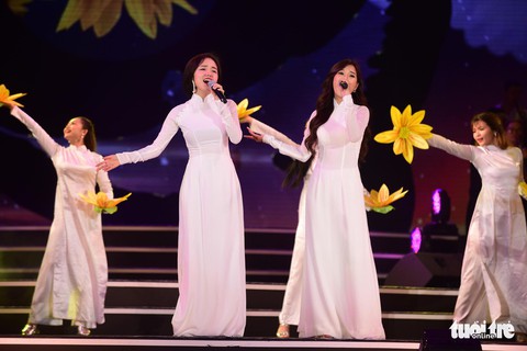 Nghe Hòa Minzy hát Tàu anh qua núi, Đức Tuấn hát Tình ca - Ảnh 1. Nghe Hòa Minzy hát Tàu anh qua núi, Đức Tuấn hát Tình ca - Ảnh 1.