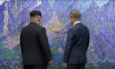 Triều Tiên dò mìn, khử trùng khi ông Kim vào Nhà Hòa bình - Ảnh 3. Triều Tiên dò mìn, khử trùng khi ông Kim vào Nhà Hòa bình - Ảnh 3.