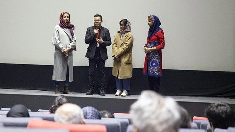 Cha cõng con giành giải Phim hay nhất châu Á ở Iran - Ảnh 1. Cha cõng con giành giải Phim hay nhất châu Á ở Iran - Ảnh 1.