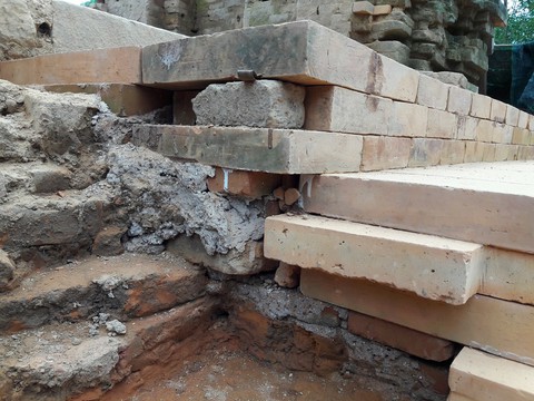 Có thật chuyên gia Ấn Độ dùng ximăng trùng tu thánh địa Mỹ Sơn? - Ảnh 1. Có thật chuyên gia Ấn Độ dùng ximăng trùng tu thánh địa Mỹ Sơn? - Ảnh 1.