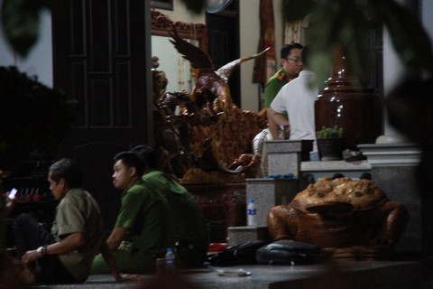 Công an khám nhà trùm đường dây phá rừng Phượng râu - Ảnh 1. Công an khám nhà trùm đường dây phá rừng Phượng râu - Ảnh 1.