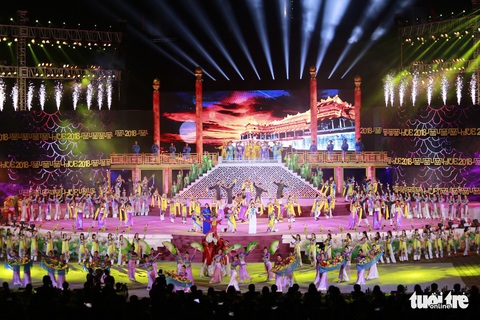 Festival Huế 2018 khai mạc: Năm châu hội tụ rộn ràng xứ Huế - Ảnh 2. Festival Huế 2018 khai mạc: Năm châu hội tụ rộn ràng xứ Huế - Ảnh 2.