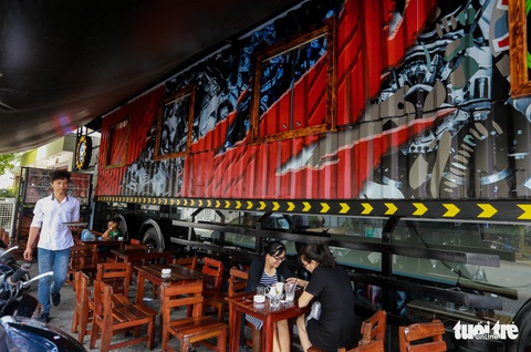 Quán cà phê trong xe container còn hạn đăng kiểm có một không hai tại Sài Gòn - Ảnh 4. Quán cà phê trong xe container còn hạn đăng kiểm có một không hai tại Sài Gòn - Ảnh 4.