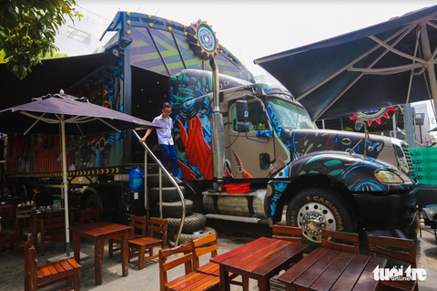 Quán cà phê trong xe container còn hạn đăng kiểm có một không hai tại Sài Gòn - Ảnh 5. Quán cà phê trong xe container còn hạn đăng kiểm có một không hai tại Sài Gòn - Ảnh 5.
