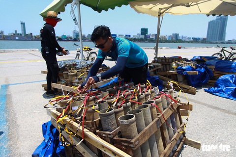 Cận cảnh trận địa pháo hoa trước giờ khai hỏa - Ảnh 7. Cận cảnh trận địa pháo hoa trước giờ khai hỏa - Ảnh 7.