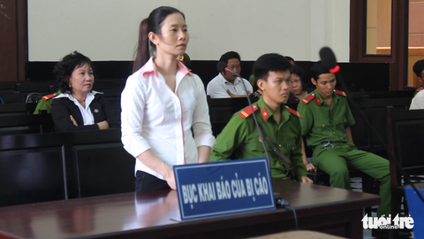 34 luật sư bào chữa miễn phí, bị cáo vẫn bị tuyên 12 năm tù - Ảnh 1. 34 luật sư bào chữa miễn phí, bị cáo vẫn bị tuyên 12 năm tù - Ảnh 1.