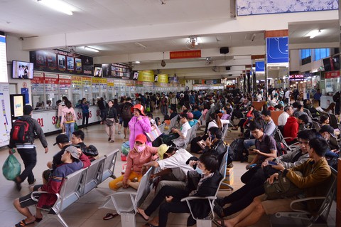 Nghỉ lễ 30-4 và 1-5: Tàu, xe bắt đầu căng thẳng - Ảnh 1. Nghỉ lễ 30-4 và 1-5: Tàu, xe bắt đầu căng thẳng - Ảnh 1.