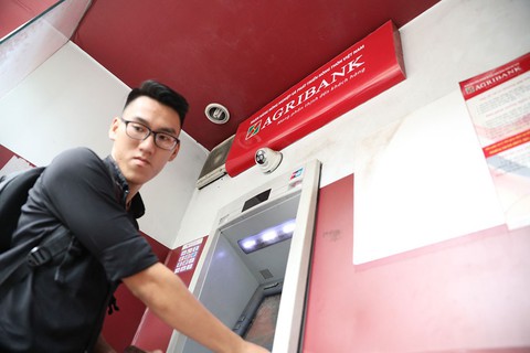 Hàng trăm tài khoản ATM bị tấn công, đã đền tiền cho 3 chủ thẻ - Ảnh 1. Hàng trăm tài khoản ATM bị tấn công, đã đền tiền cho 3 chủ thẻ - Ảnh 1.