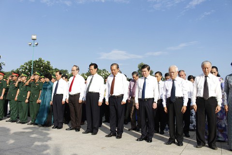 Lãnh đạo TP.HCM viếng anh hùng liệt sĩ nhân ngày thống nhất đất nước - Ảnh 17. Lãnh đạo TP.HCM viếng anh hùng liệt sĩ nhân ngày thống nhất đất nước - Ảnh 17.