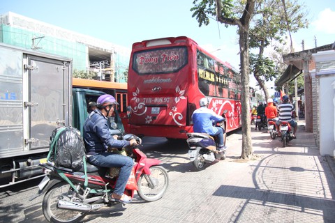 Dân bức xúc cảnh xe đò chạy nghênh ngang gây ùn ứ đường về Miền Tây - Ảnh 1. Dân bức xúc cảnh xe đò chạy nghênh ngang gây ùn ứ đường về Miền Tây - Ảnh 1.