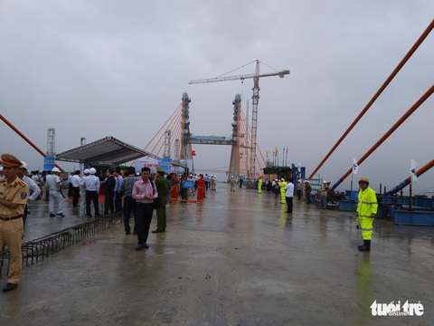 Hợp long cầu Bạch Đằng nối Hải Phòng và tỉnh Quảng Ninh - Ảnh 1. Hợp long cầu Bạch Đằng nối Hải Phòng và tỉnh Quảng Ninh - Ảnh 1.
