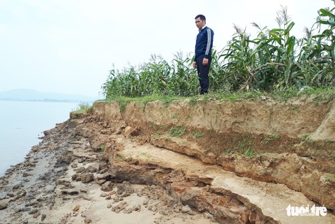 Cát tặc quần thảo sông Lam, đất của dân sạt lở từng ngày - Ảnh 1. Cát tặc quần thảo sông Lam, đất của dân sạt lở từng ngày - Ảnh 1.
