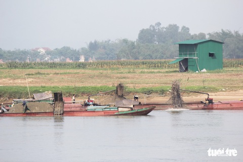 Cát tặc quần thảo sông Lam, đất của dân sạt lở từng ngày - Ảnh 3. Cát tặc quần thảo sông Lam, đất của dân sạt lở từng ngày - Ảnh 3.