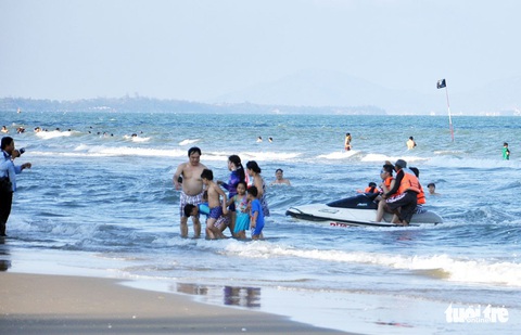 Vũng Tàu không cho Môtô nước đậu ngay bãi tắm - Ảnh 1. Vũng Tàu không cho Môtô nước đậu ngay bãi tắm - Ảnh 1.