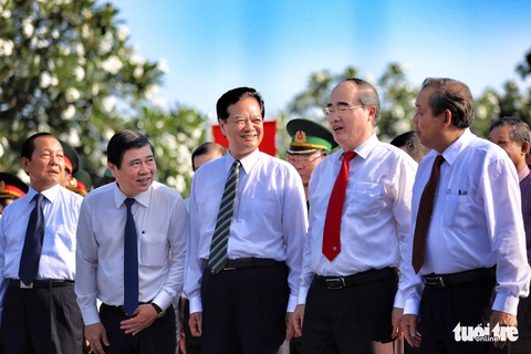 Lãnh đạo TP.HCM viếng anh hùng liệt sĩ nhân ngày thống nhất đất nước - Ảnh 2. Lãnh đạo TP.HCM viếng anh hùng liệt sĩ nhân ngày thống nhất đất nước - Ảnh 2.