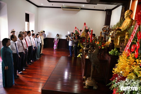 Lãnh đạo TP.HCM viếng anh hùng liệt sĩ nhân ngày thống nhất đất nước - Ảnh 9. Lãnh đạo TP.HCM viếng anh hùng liệt sĩ nhân ngày thống nhất đất nước - Ảnh 9.